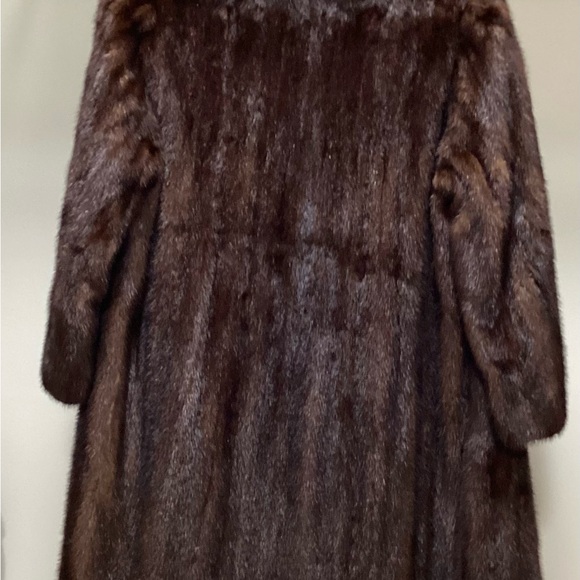 WOMEN’S KNEE LENGTH MINK COAT - Picture 3 of 8